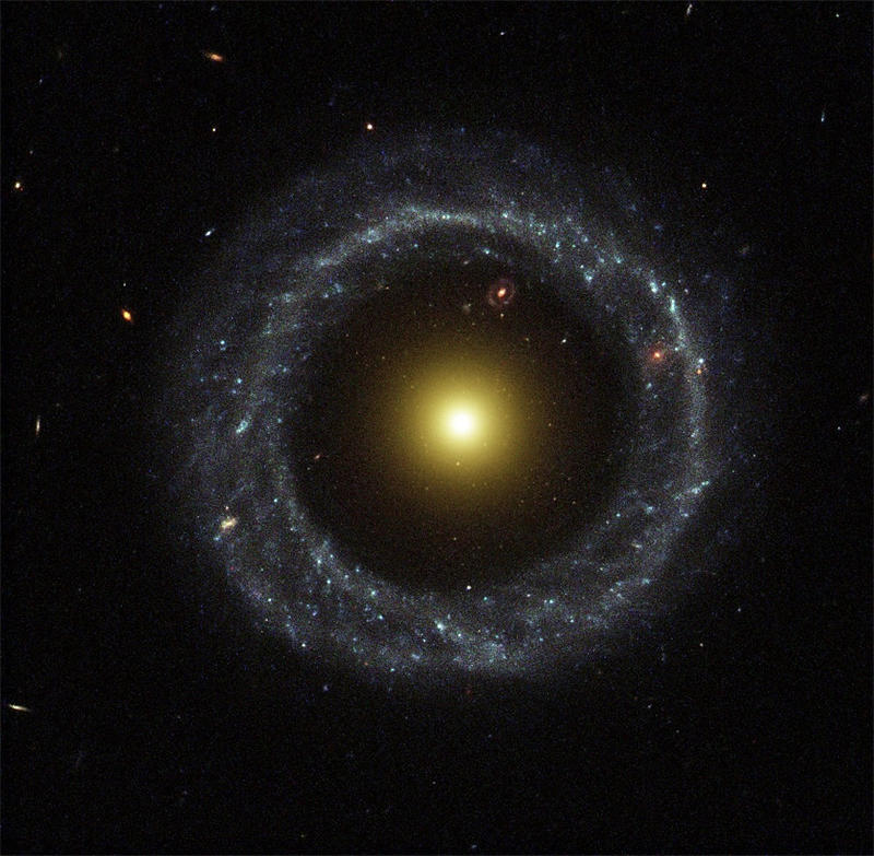 霍格天体是一个独特形状的星系，在它的空隙中，我们甚至看到了一个更遥远的环状星系 (SDSS J151713.93+213516.8)