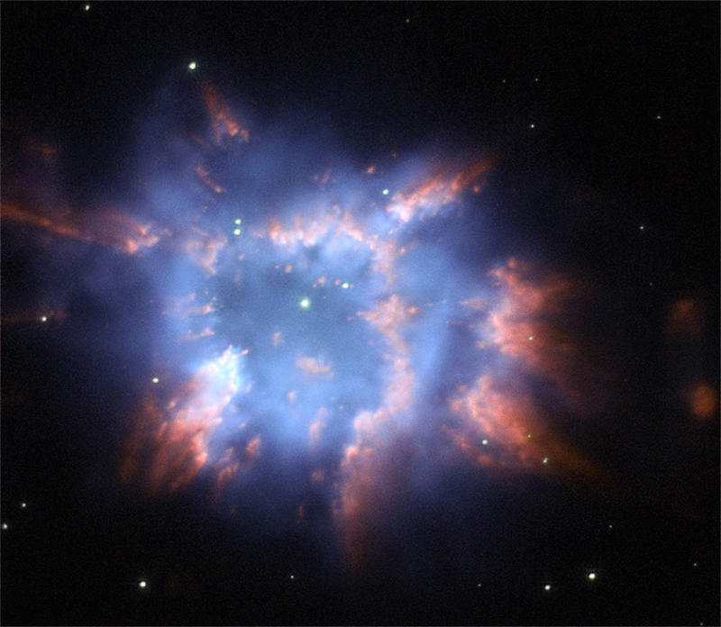 这个被命名为NGC 6326的行星状新云的中心是一个由两颗恒星组成的双星系统