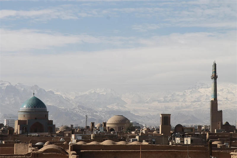 伊朗是一个文明古国，从城市仰望远处的厄尔布尔士山