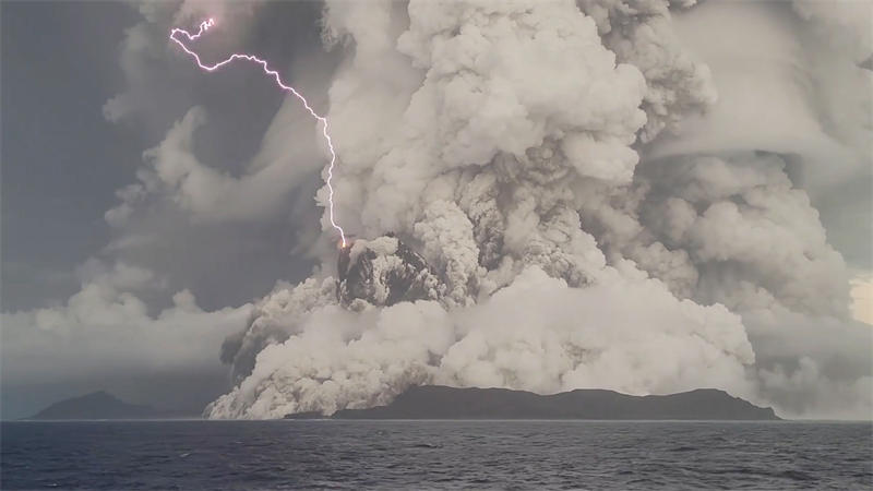 汤加火山爆发将大量的水蒸气送入到了平流层中，可能会影响全球气候