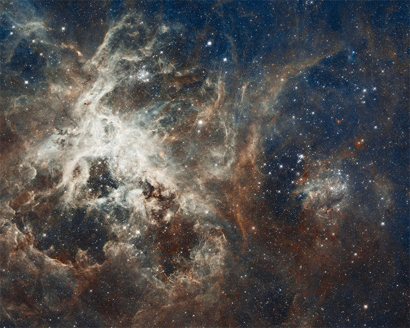 哈勃望远镜拍摄的狼蛛星云恒星形成区及其中心的R136 超级星团的高分辨率视图