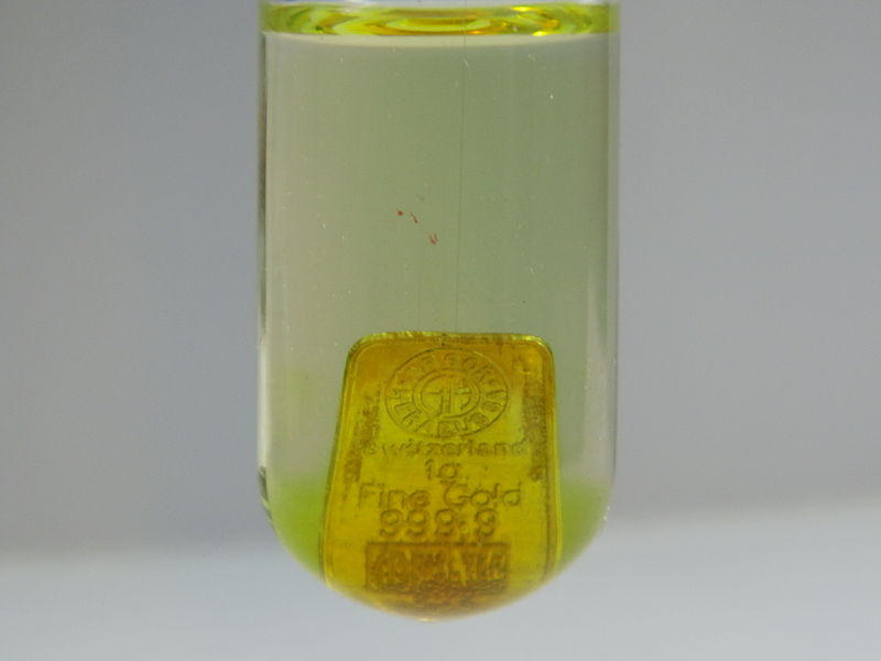 王水是一种混合酸，能够溶解黄金
