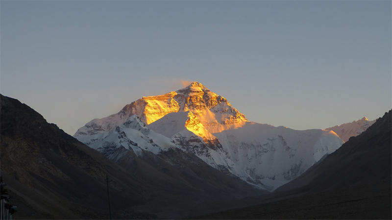 地球最高峰珠穆朗玛峰也是喜马拉雅山脉中的最高峰