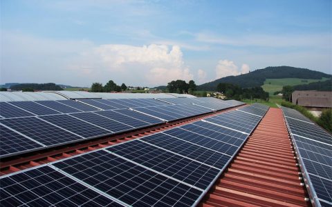 气温越高，太阳能电池板的发电效率就越低？