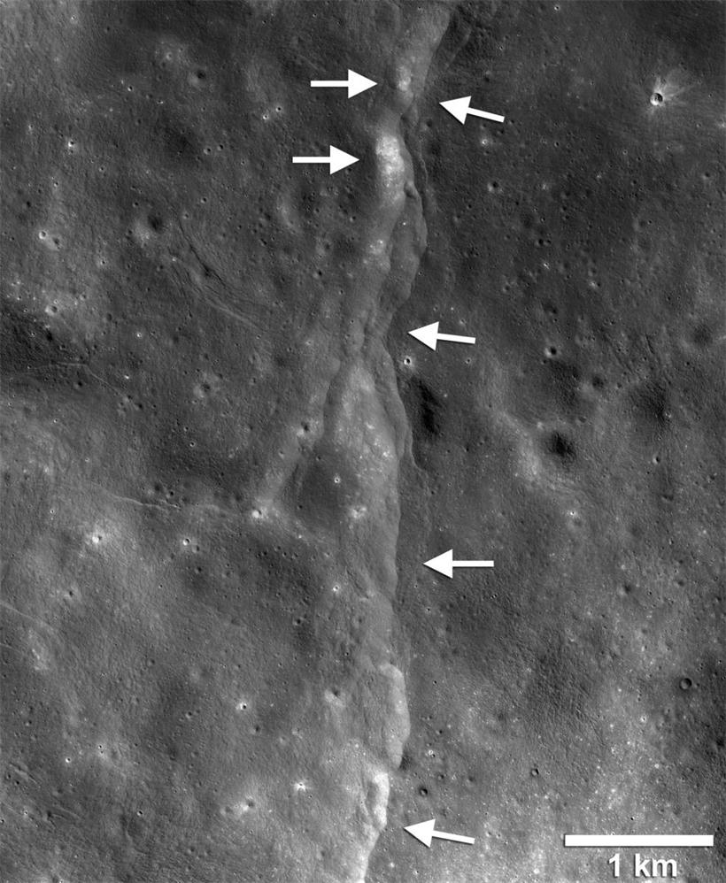 这是月球勘测轨道飞行器发现的一个月球断层