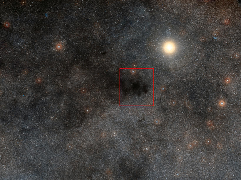 如南半球的煤袋星云距离地球大约590光年，是地球角度看到的最大的暗星云
