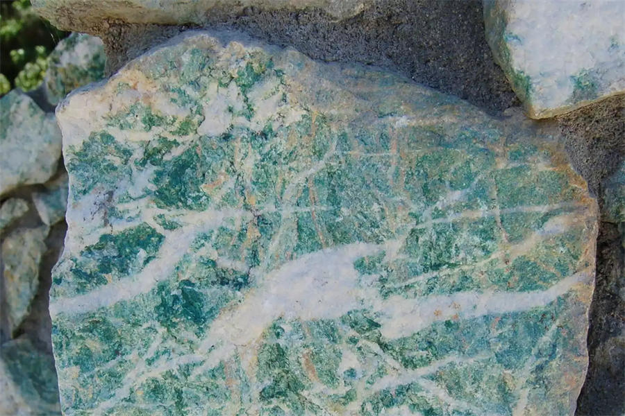 铬硅云母也是一种绿色岩石