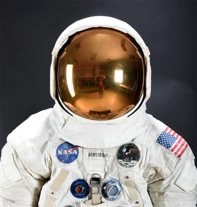 宇航服头盔面罩会有一层半透明的黄金涂层