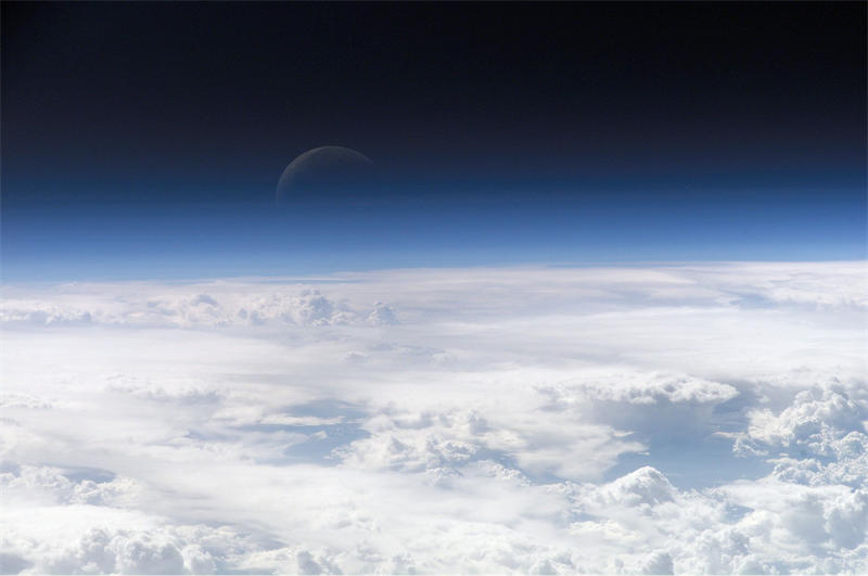 卡门线处可以看得到地球的圆弧