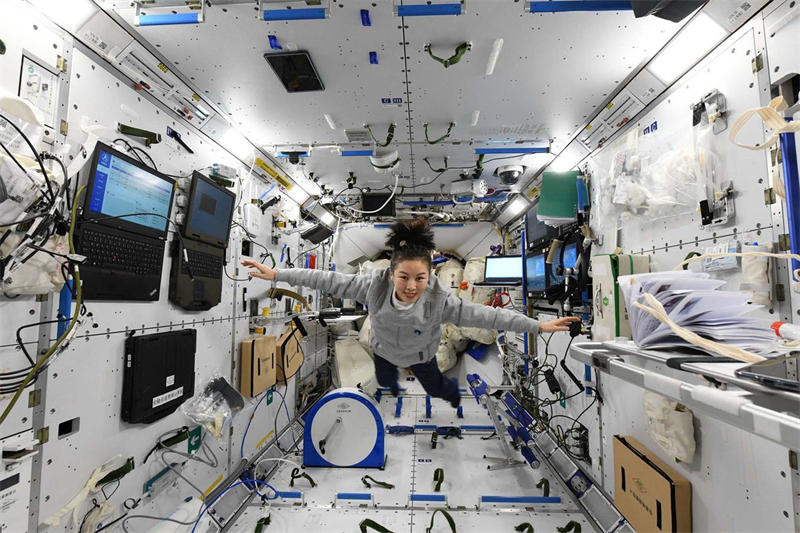宇航员在天宫空间站中生活和工作