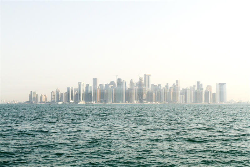 从海上看到的卡塔尔首都多哈地平线