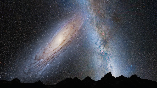这张图片显示的是37.5亿年后从地球上看到的仙女座-银河系相撞的场景。