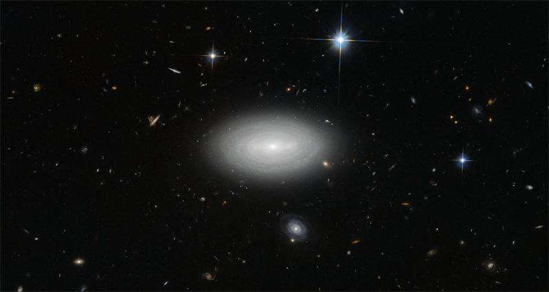 MCG+01-02-015星系周围方圆1亿光年范围内都没有其他星系，上图中的其他星系只是一种视觉错觉
