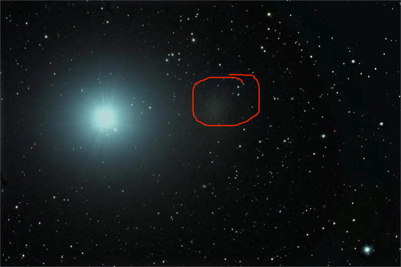 超微弱的银河系伴星系Leo I看起来像是明亮恒星Regulus右侧的一个微弱斑块。