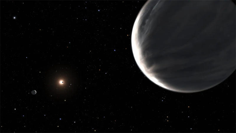 在此插图中，超级地球Kepler-138d位于前景中。左边是开普勒138c行星，背景是开普勒138b行星，从它的中心恒星经过的剪影中可以看出。开普勒138是一颗红矮星，距离地球218光年。Kepler-138c和Kepler-138d的低密度——它们的大小几乎相同——意味着它们必须主要由水组成。它们都是地球质量的两倍，但密度大约是地球的一半，因此不可能是固体岩石。这是基于对它们的质量与物理直径的测量。它们被认为是一类新的“水行星”，不同于我们太阳系中发现的任何主要行星。Kepler-138b是已知最小的系外行星之一，具有火星的质量和岩石的密度。