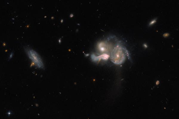 SDSSCGB 10189星系：罕见三个即将相撞的星系