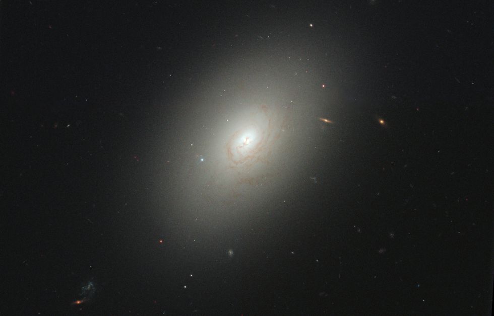 椭圆星系 NGC 4150 的图像，由哈勃太空望远镜拍摄，于 2010 年 11 月发布。