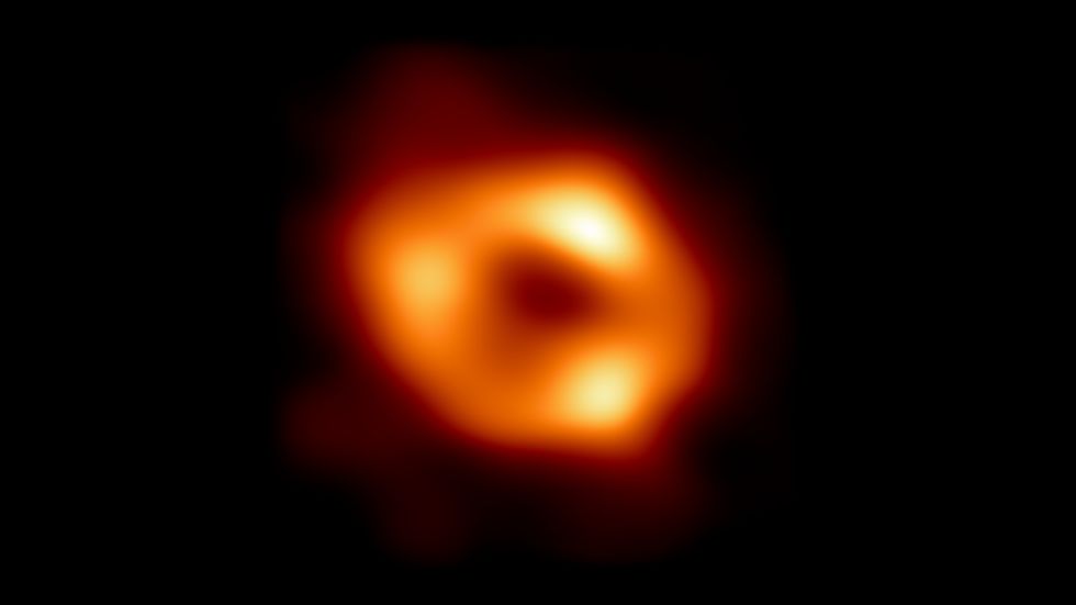 这是事件视界望远镜于 2022 年发布的有史以来拍摄的第一张黑洞图像。图像显示了 Sgr A*，这是我们银河系中心的一个超大质量黑洞。