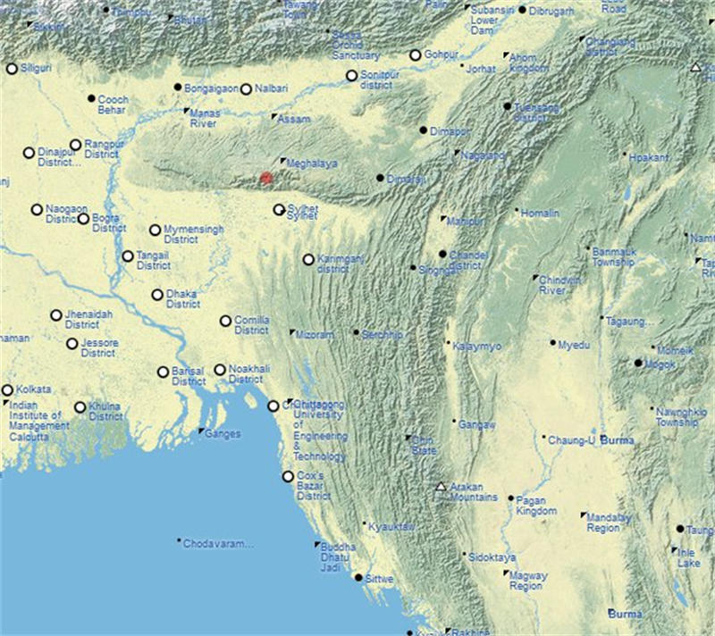 乞拉朋齐前面是平坦的孟加拉平原，充满水汽的印度洋季风在这里遇到了一座1000多米的大山，从而使得水汽聚集，形成大雨