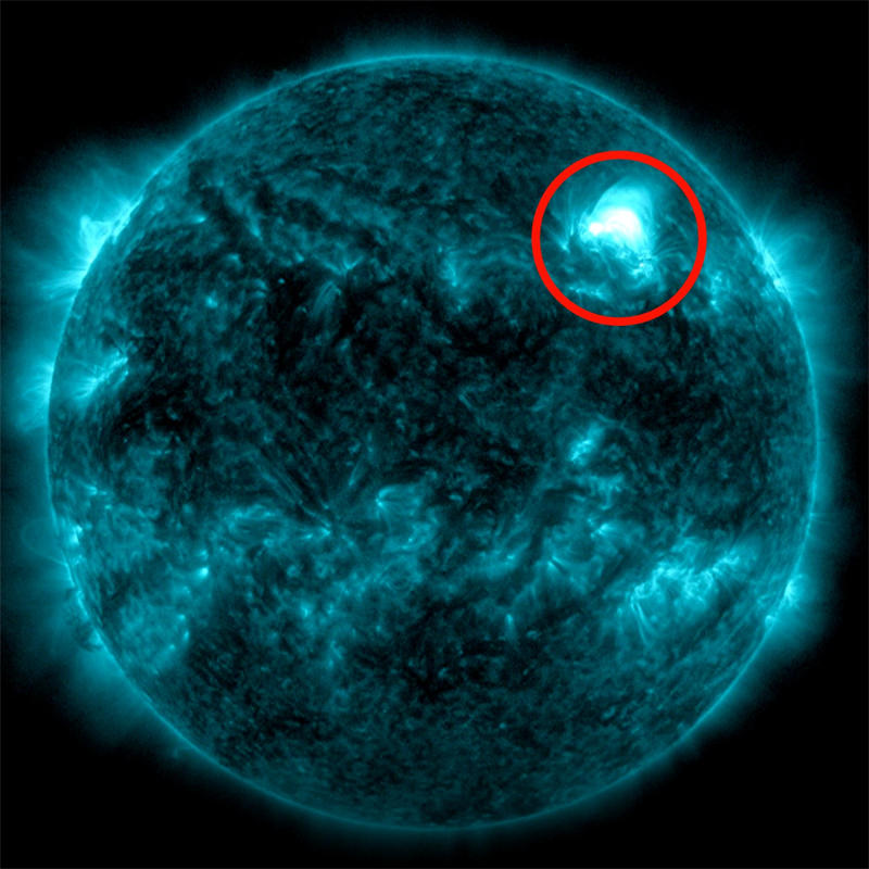 太阳耀斑指的是太阳大气中电磁辐射的强烈局部爆发活动