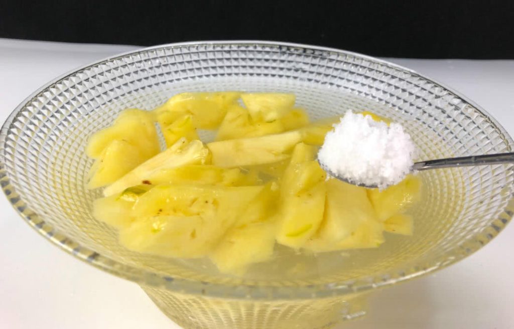 菠萝中所含有的菠萝蛋白酶会导致嘴巴麻麻的，用盐水泡一下会好很多
