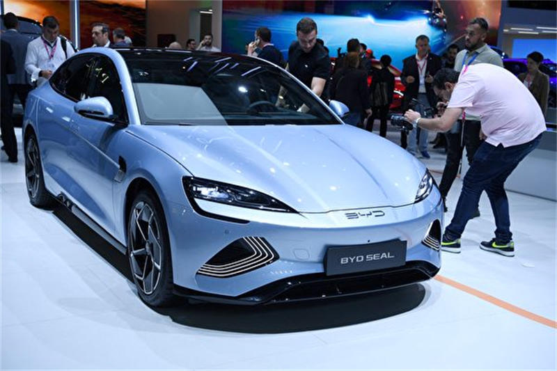 在过去的2022年比亚迪汽车超越特斯拉称为世界上最大的电动汽车品牌