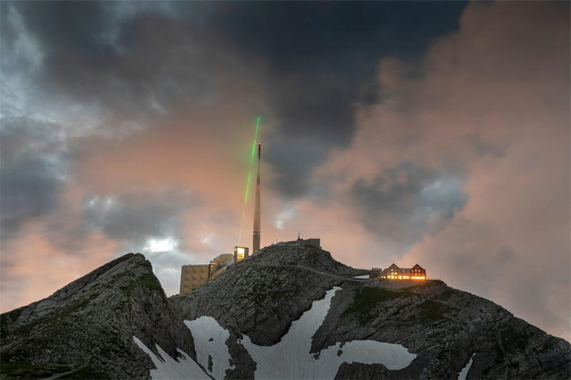 位于瑞士阿尔卑斯山顶用来保护通信塔的激光避雷针正在发射激光