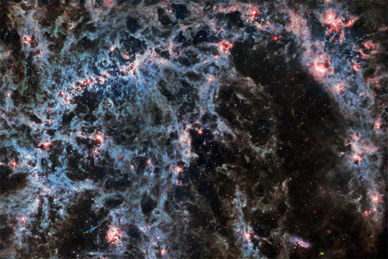这张NGC 5068由韦伯太空望远镜MIRI拍摄，其尘埃结构和包含新形成星团的发光气体气泡特别明显。图片来源：NASA / ESA / CSA / Webb / J. Lee / PHANGS-JWST Team