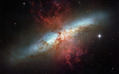 M82星系：距离地球最近的星爆星系之一