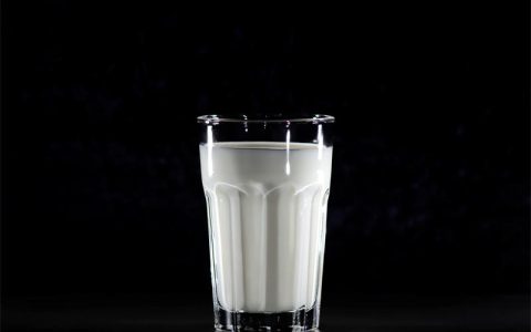 睡前喝牛奶到底好不好？有哪些好处和坏处？