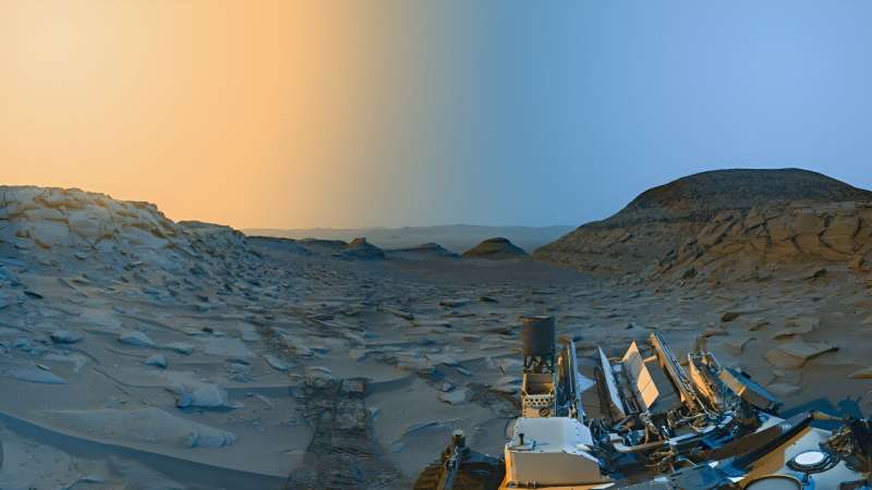 这张全景图是由好奇号于2023年4月8日拍摄的火星盖尔陨石坑标记带谷的两张照片合并而成