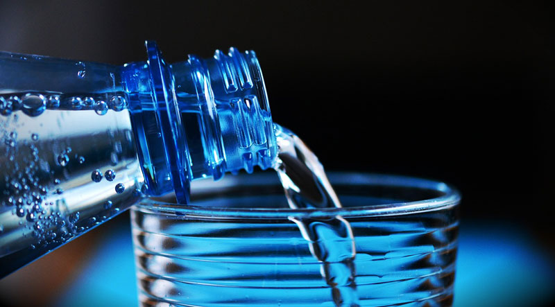 短时间内喝水太多也并不好，可能会导致水中毒